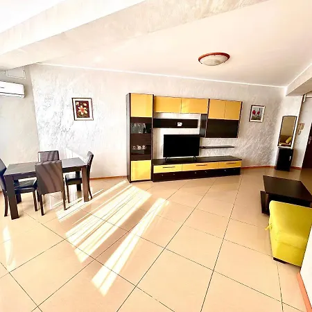 Summerland Seaview Apartment *
